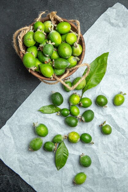 Vertikale Ansicht von grünen Feijoas in einem kleinen braunen Topf und