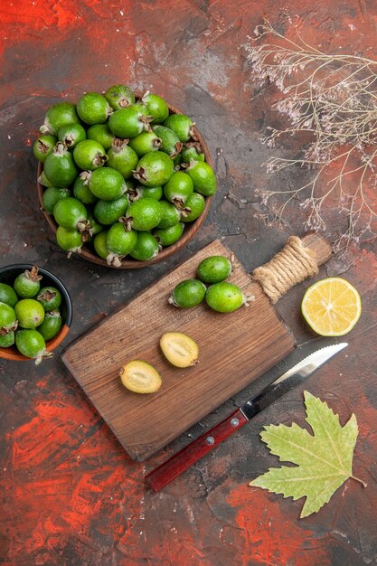 Vertikale Ansicht von grünen kleinen Vitaminbomben frische Feijoas in braunen Töpfen und