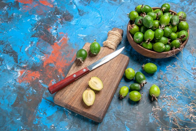 Vertikale Ansicht von natürlichem köstlichem Schnitt und ganzen grünen Feijoas