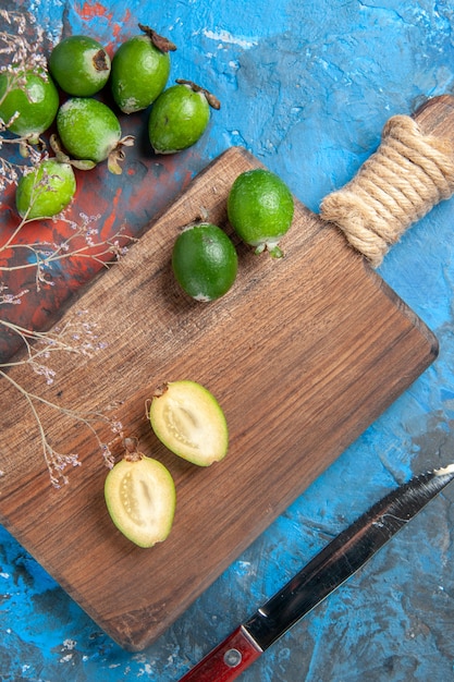 Vertikale Ansicht von natürlichem köstlichem Schnitt und ganzen grünen Feijoas