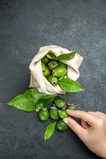 Vertikale Ansicht von natürlichen frischen grünen Feijoas in einer weißen Tasche