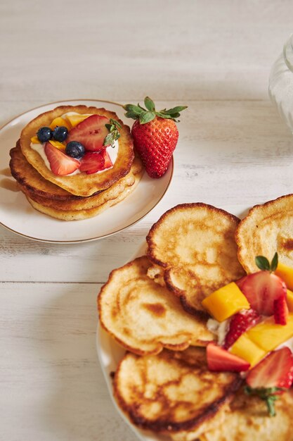 Vertikale Ansicht von Pfannkuchen mit Früchten auf der Oberseite