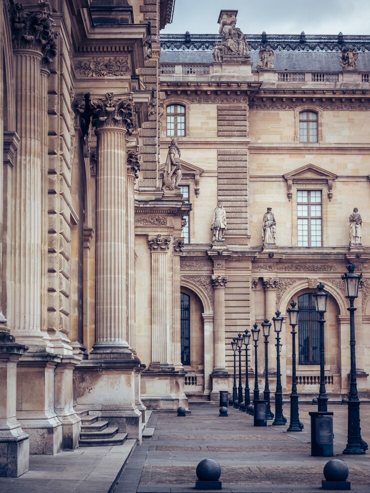 Kostenlose Foto vertikale aufnahme aus dem louvre-museum, paris frankreich