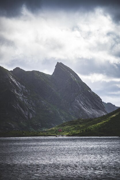 Vertikale Aufnahme der Berge und eines Sees auf den Lofoten