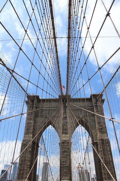 Vertikale Aufnahme der Brooklyn Bridge in New York, USA