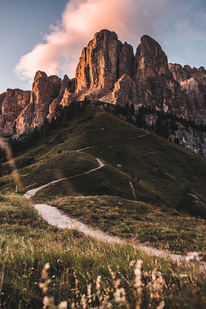 Vertikale Aufnahme der Dolomiten, umgeben von viel Grün in Südtirol Italien