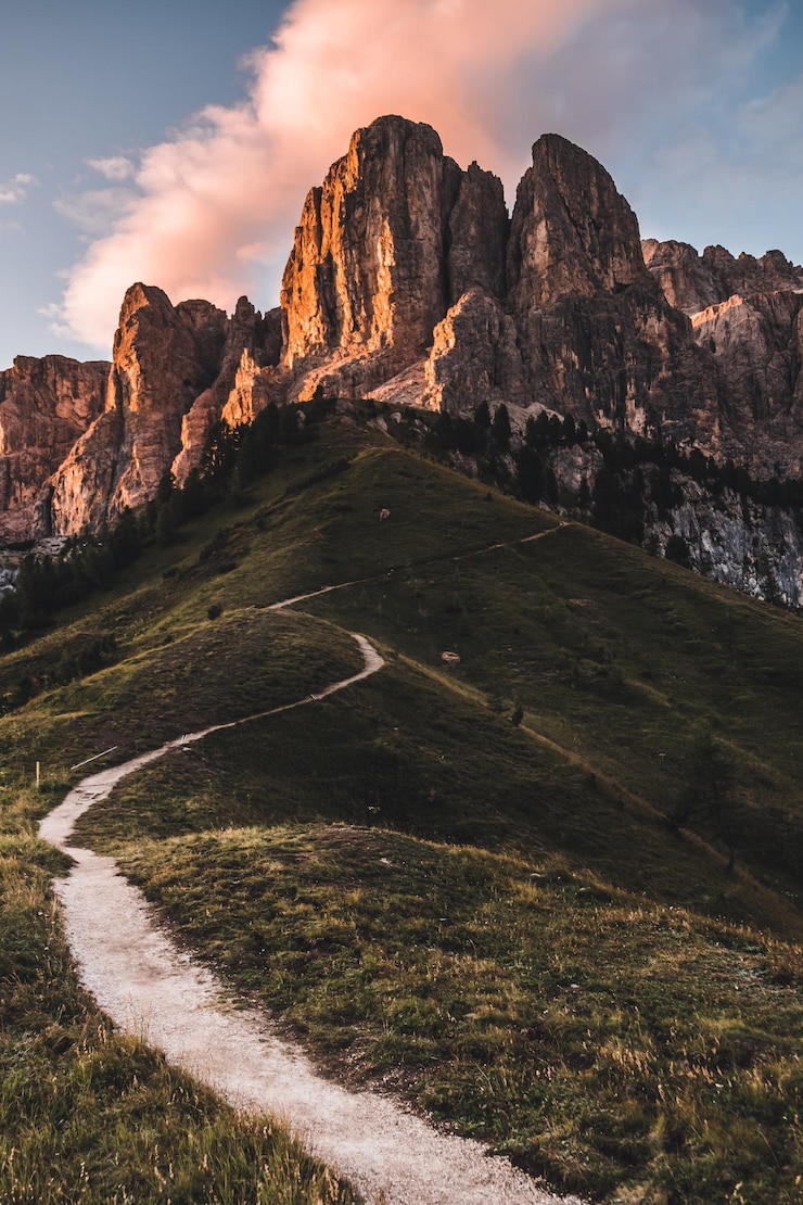 Kostenlose Foto vertikale aufnahme der dolomiten, umgeben von viel grün in südtirol italien