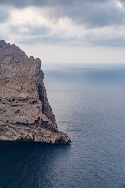 Vertikale Aufnahme der felsigen Klippen über dem Mittelmeer von Mallorca, aufgenommen in Spanien