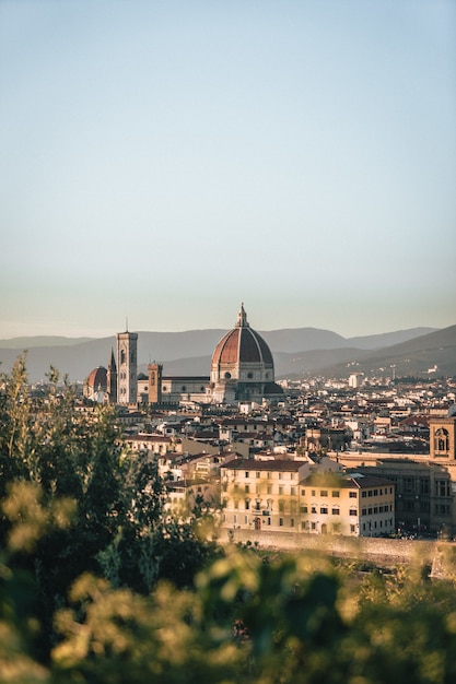 Vertikale Aufnahme der Gebäude in Florenz, Italien von einem Hügel