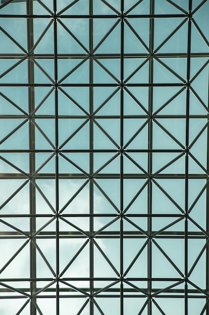 Vertikale Aufnahme der Glasdecke eines modernen Gebäudes in Seoul, Südkorea