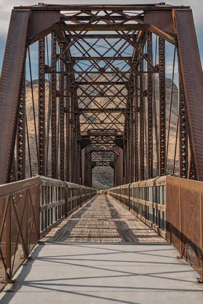 Vertikale Aufnahme der Guffey-Brücke in Idaho, USA