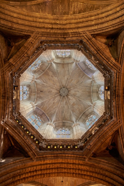 Kostenloses Foto vertikale aufnahme der innenseite der kuppel in der kathedrale von barcelona