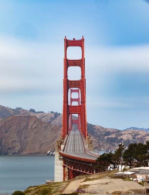 Vertikale Aufnahme der leeren Golden Gate Bridge in San Francisco, Kalifornien