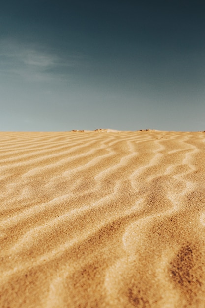 Vertikale Aufnahme der Muster auf dem Sand in der Wüste