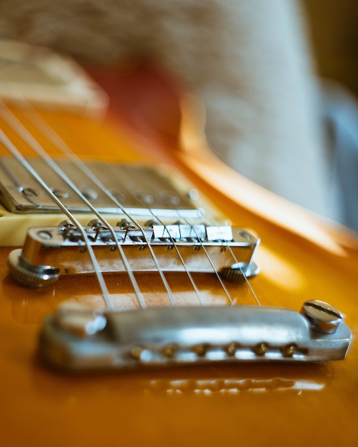 Vertikale Aufnahme der Nahaufnahme einer braunen E-Gitarre