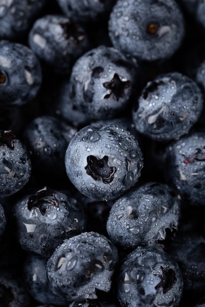 Vertikale Aufnahme der Nahaufnahme von Blaubeeren mit Wassertropfen