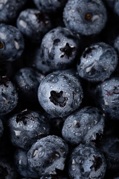 Vertikale Aufnahme der Nahaufnahme von Blaubeeren mit Wassertropfen