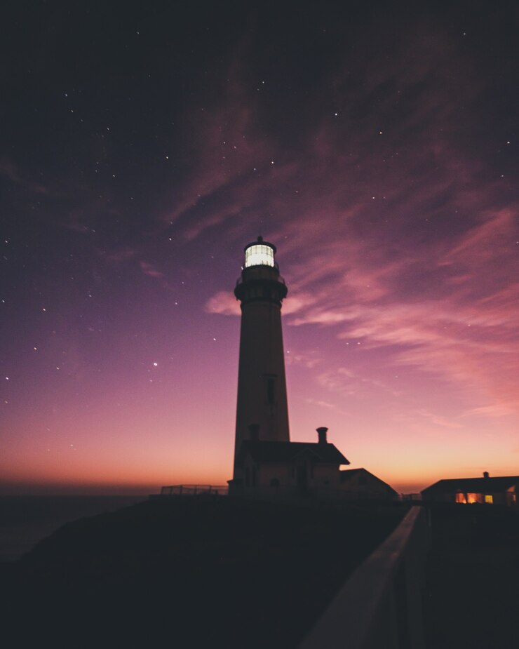 Kostenlose Foto vertikale aufnahme der pigeon point light station mit einem schönen himmel im sonnenuntergang