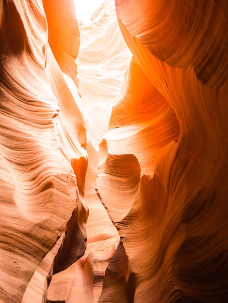 Vertikale Aufnahme der schönen Antelope Canyon Lichter und Felsen Arizona in den USA