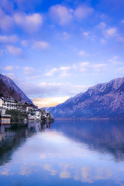 Vertikale Aufnahme der schönen Region Hallstatt in Österreich