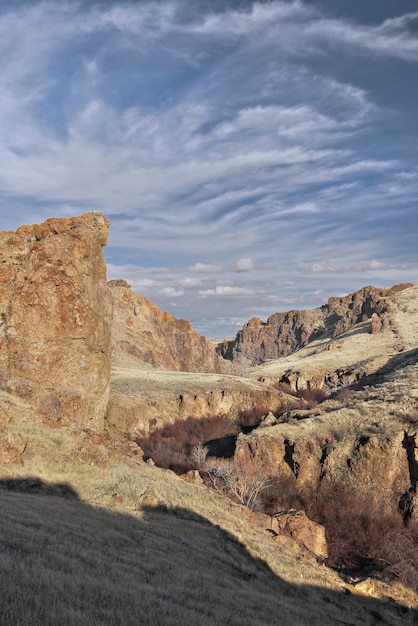 Vertikale Aufnahme der schönen Wolken über der Rocky Ravine