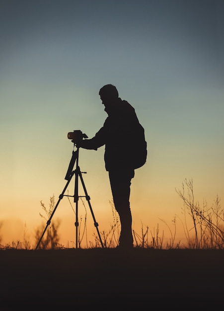 Vertikale Aufnahme der Silhouette eines Mannes vor der Kamera