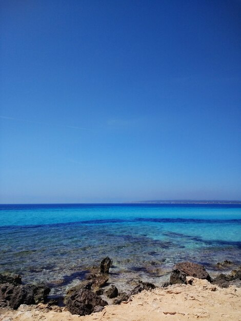 Vertikale Aufnahme der Wasseroberfläche vom Strand in Fuerteventura, Spanien