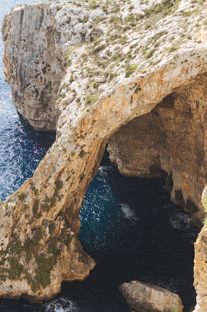 Vertikale Aufnahme des berühmten Aussichtspunkts der blauen Wand und der Grotte in Malta