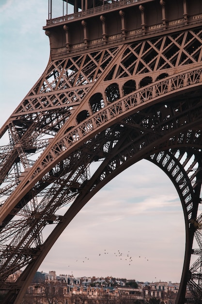 Vertikale Aufnahme des berühmten Eiffelturms in Paris, Frankreich