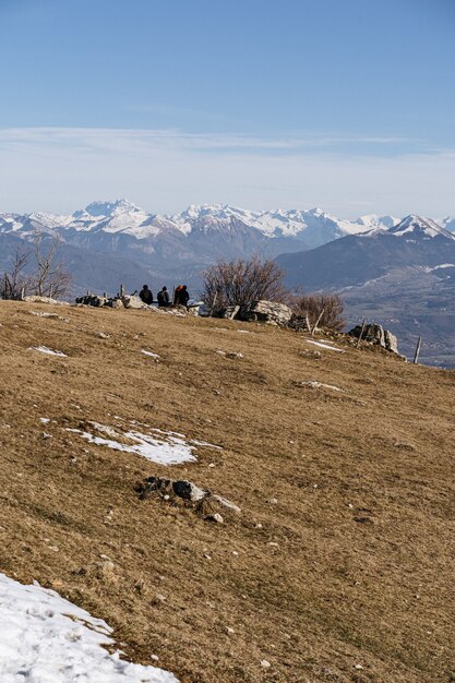 Vertikale Aufnahme des Bodens, umgeben von Bergen