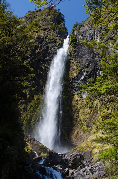 Vertikale Aufnahme des Devils Punchbowl, Arthur's Pass, Neuseeland