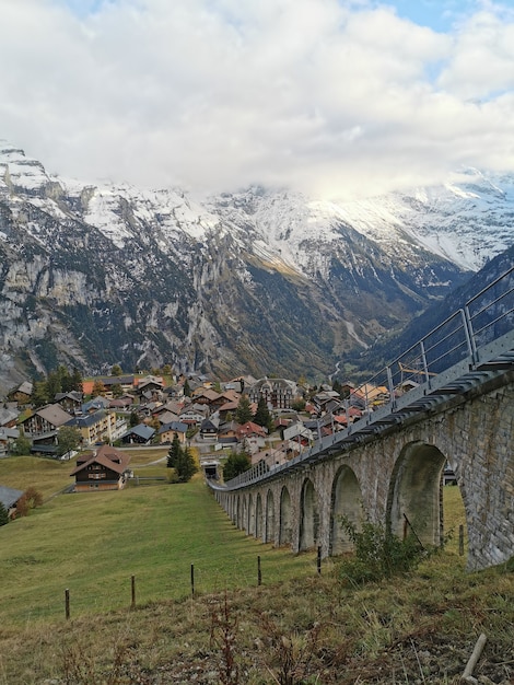 Vertikale Aufnahme des Dorfes Lauterbrunnen und der Berner Alpen in der Schweiz