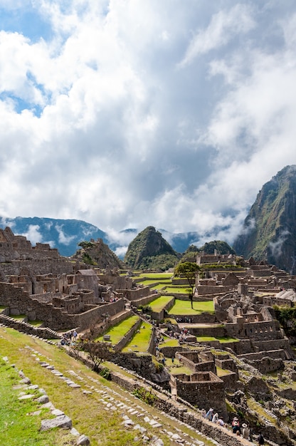 Vertikale Aufnahme des faszinierenden Berges Machu Picchu an einem wolkigen Tag