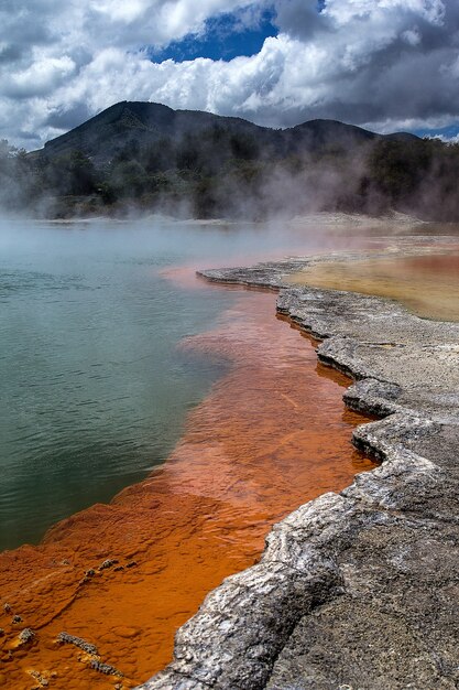 Vertikale Aufnahme des geothermischen Gebiets Waiotapu am südlichen Ende des Okataina Volcanic Center