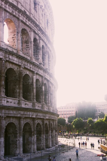 Vertikale Aufnahme des großen römischen Kolosseums an einem sonnigen Tag