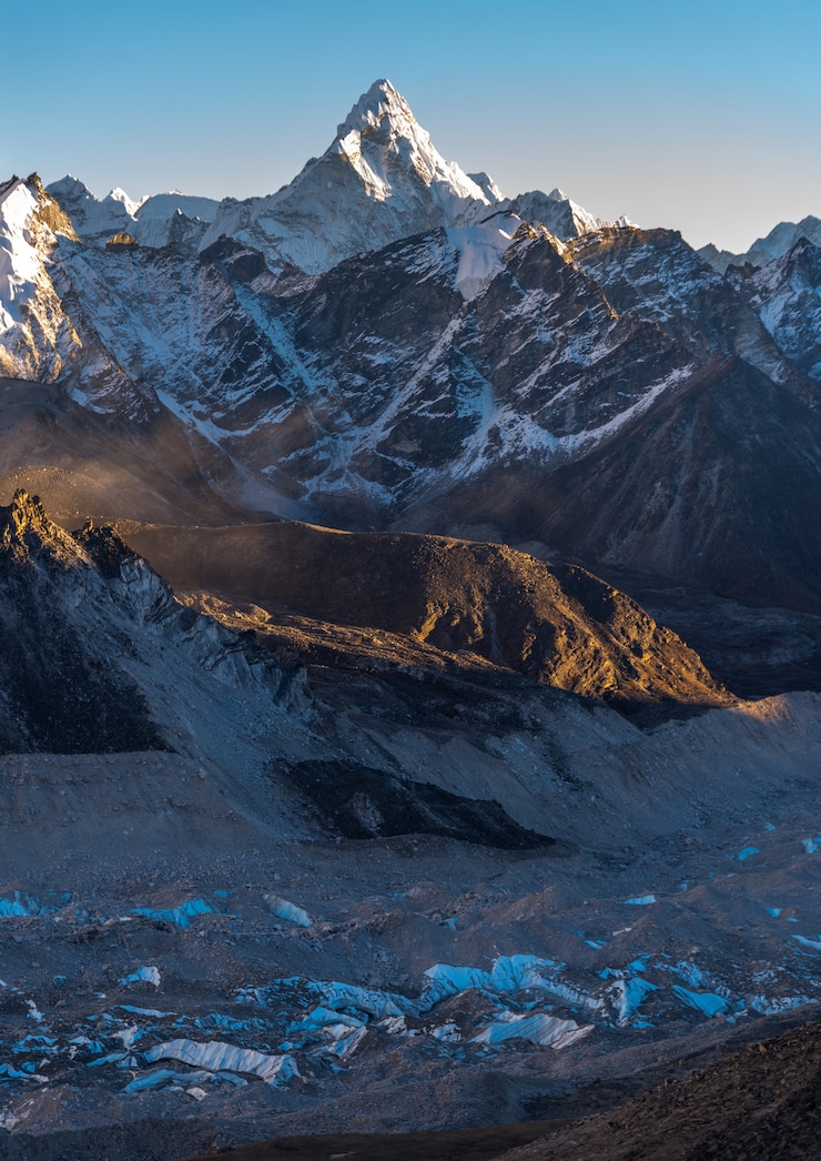 Kostenlose Foto vertikale aufnahme des khumbu und des ama dablam mit einem blauen himmel in der