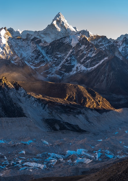 Vertikale Aufnahme des Khumbu und des Ama Dablam mit einem blauen Himmel in der