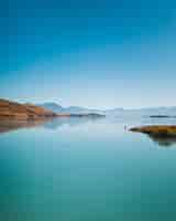 Kostenloses Foto vertikale aufnahme des lake pukaki und des mount cook in neuseeland