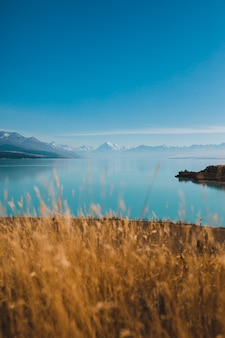Vertikale aufnahme des lake pukaki und des mount cook in neuseeland Kostenlose Fotos