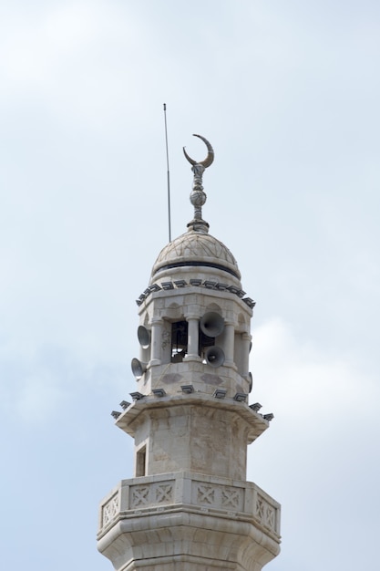 Vertikale Aufnahme des Minaretts der Moschee von Omar in Bethlehem