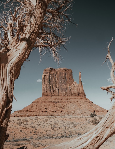 Vertikale Aufnahme des Monument Valley in Oljato-Monument, USA