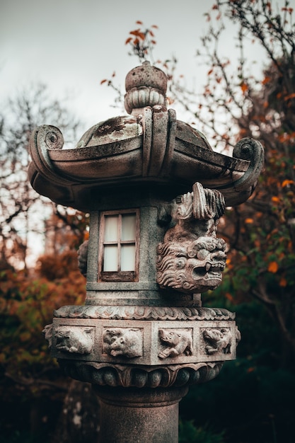 Vertikale Aufnahme einer Betonskulptur im traditionellen japanischen Adelaide Himeji Gardens