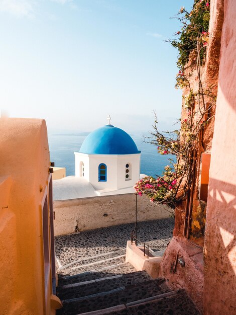 Vertikale Aufnahme einer blauen Kuppel bei Santorini, Griechenland