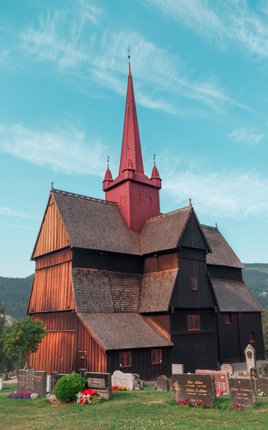 Vertikale Aufnahme einer braunen Betongemeinde unter dem schönen bewölkten Himmel in Norwegen