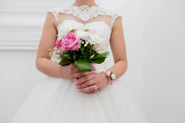 Vertikale Aufnahme einer Braut mit einem bunten Blumenstrauß