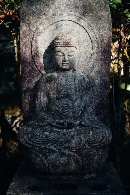 Vertikale Aufnahme einer buddhistischen Statue im Mitaki-Dera-Tempel in Hiroshima, Japan