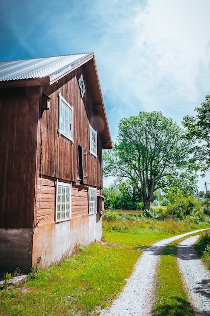 Vertikale Aufnahme einer großen hölzernen Scheune in der Landschaft