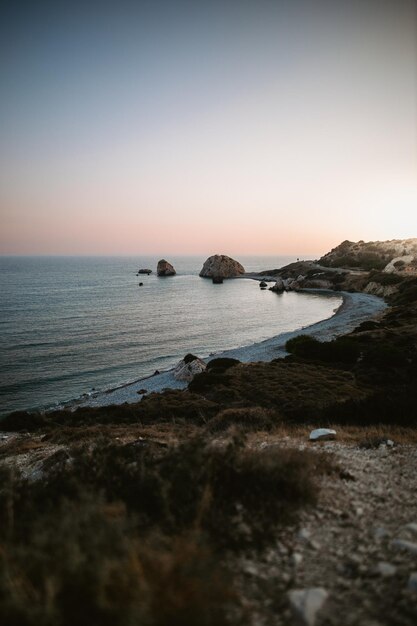 Vertikale Aufnahme einer Küste mit Aphrodite-Bad bei Aphrodite Rocks in Zypern