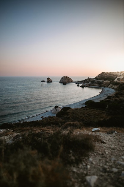 Vertikale Aufnahme einer Küste mit Aphrodite-Bad bei Aphrodite Rocks in Zypern
