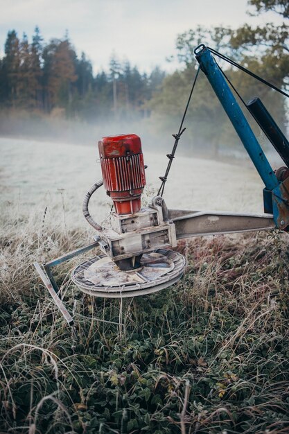 Vertikale Aufnahme einer landwirtschaftlichen Erntemaschine auf dem Feld